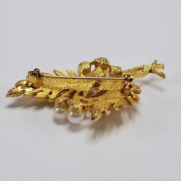 Vintage Dubarry Fifth Ave Brooch Gold Tone Pin Faux Pearl Leaf Signed DBA - Picture 6 of 7